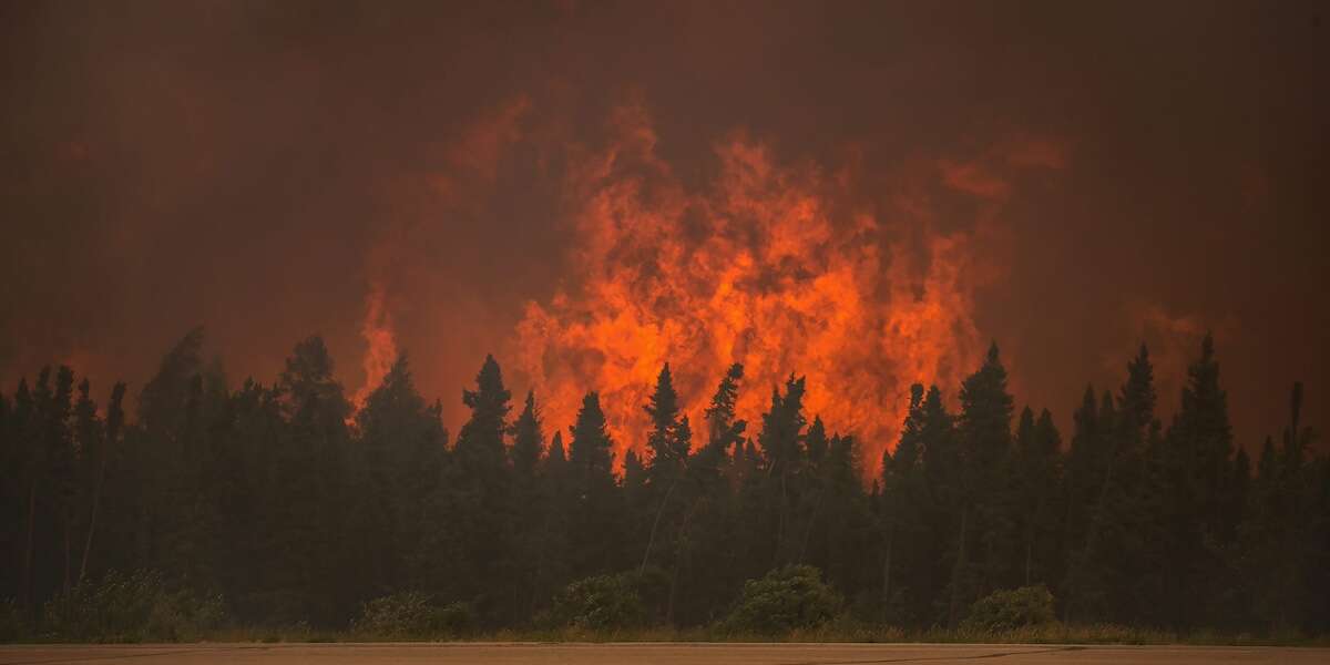 In Canada un grosso incendio sta causando molti danni nella città di Jasper, che si trova all’interno di un parco nazionale