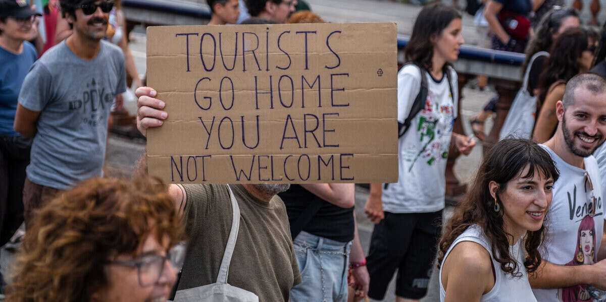 Le proteste contro il turismo di massa a BarcellonaSabato pomeriggio migliaia di abitanti hanno sfilato per le strade cantando «turisti, andate a casa!» e spruzzando alcuni di loro con pistole ad acqua