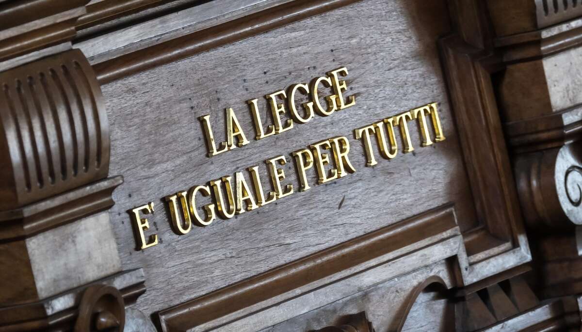 Cosa sono le “attenuanti generiche” e perché sono così discusseLo stress da pandemia, alla base della richiesta di ridurre la pena per un femminicidio del 2020, ha rianimato il dibattito sulla libertà che i giudici hanno nel concederle