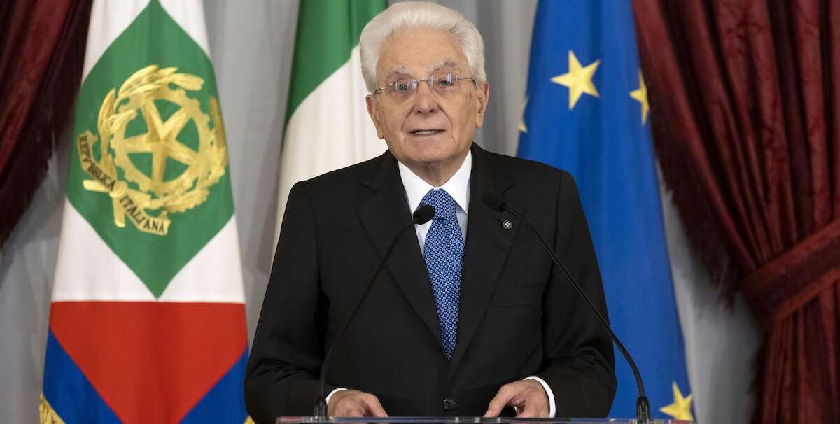 Sergio Mattarella ha preso in giro la proposta di legge della Lega di vietare il femminile nelle cariche pubblicheIn un discorso il presidente della Repubblica ha usato la parola “sindaca”, chiedendosi scherzosamente se si possa ancora usare