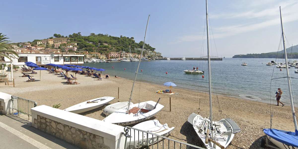 Una delle poche spiagge italiane dove ombrelloni e sdraio sono gratisÈ “La Rossa” all’isola d’Elba: viene gestita dal comune di Porto Azzurro che ha deciso di tenerla davvero pubblica