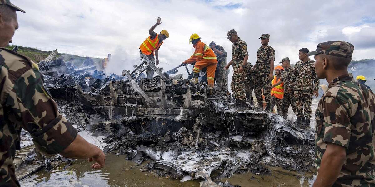 Perché in Nepal cadono così tanti aereiC'entrano la morfologia del territorio, la scarsa manutenzione della flotta, la mancanza di formazione del personale di bordo e un grosso conflitto di interessi