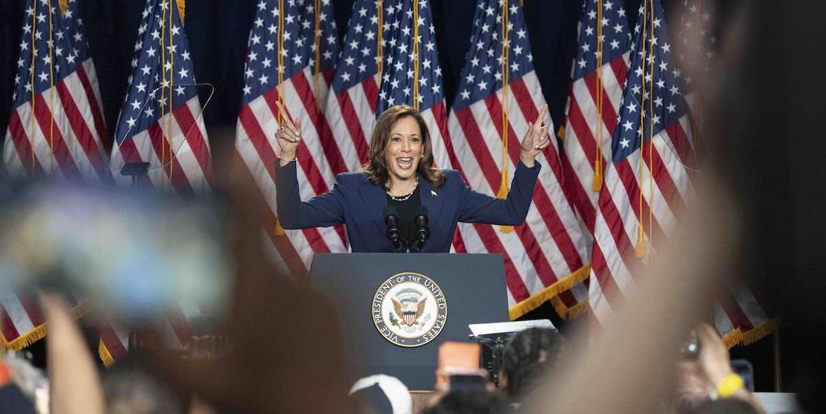 Il primo comizio di Kamala Harris dopo il ritiro di Joe BidenLa candidata di fatto dei Democratici ha parlato a Milwaukee, e la parte più applaudita del discorso è stata quella in cui ha attaccato Donald Trump per i suoi guai giudiziari