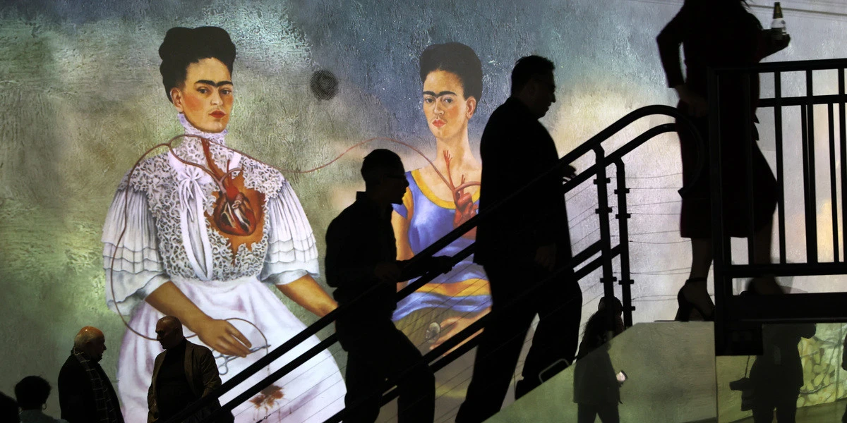 Frida Kahlo era tutta un’altra cosaDalla sua morte, avvenuta 70 anni fa, l'artista messicana comunista e sovversiva è stata trasformata in un brand ripulito e innocuo: il motivo è com'è gestita la sua immagine