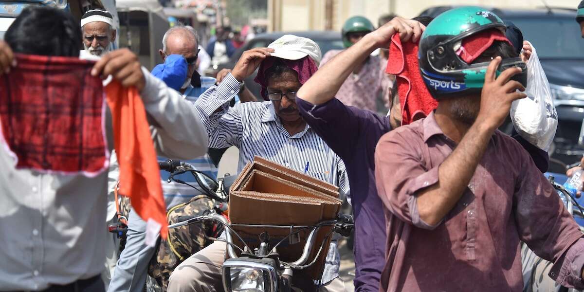 Una settimana sopra i 40 gradi, in una città da 20 milioni di abitantiA fine giugno a Karachi, in Pakistan, sono morte centinaia di persone a causa del caldo anomalo, che colpisce soprattutto le persone con meno mezzi per difendersi