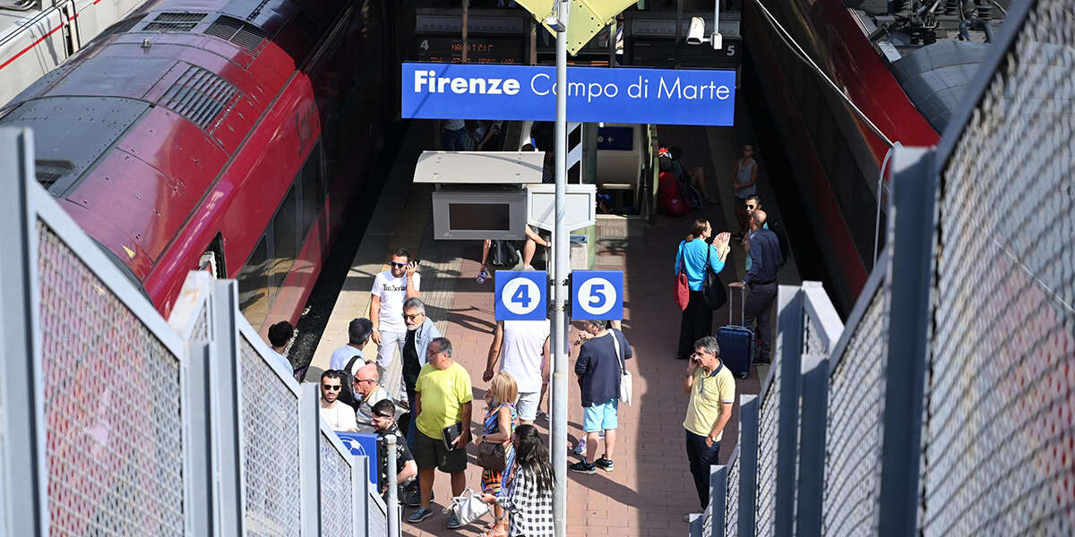 Anche oggi ci sono grandi ritardi dei treni a causa di «persone non autorizzate» sui binari a Firenze