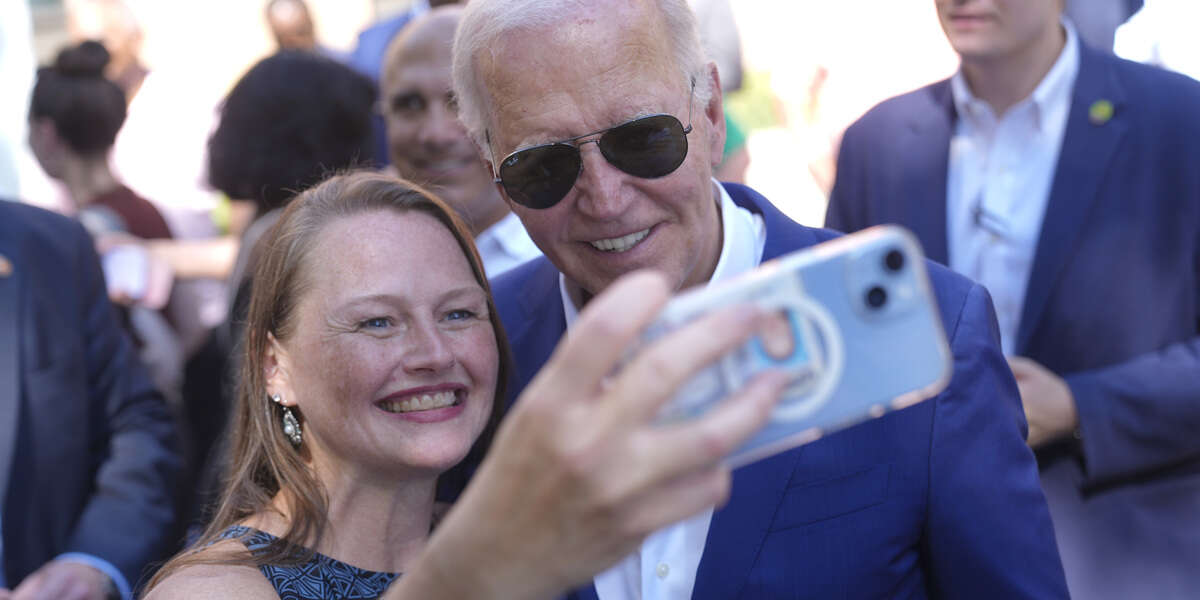 Joe Biden ha ribadito che non intende ritirarsi dalle elezioni presidenzialiIn una lettera ai parlamentari Democratici si dice convinto di essere «la persona migliore per battere Donald Trump nel 2024»