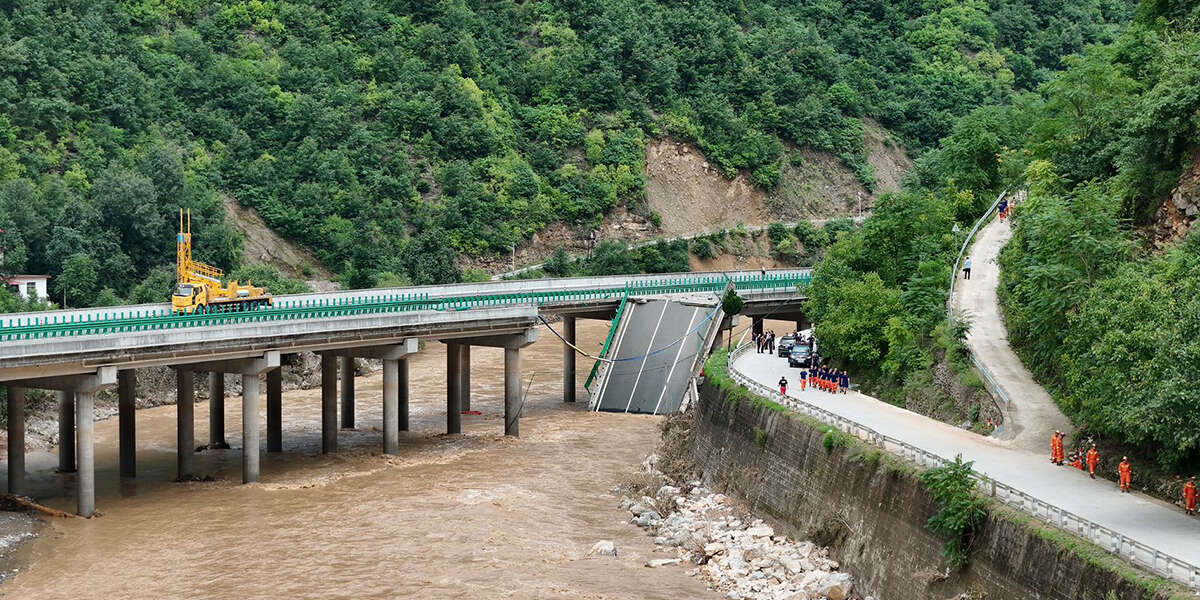 Almeno 11 persone sono morte nel nord della Cina a causa del crollo di un ponte durante un’alluvione