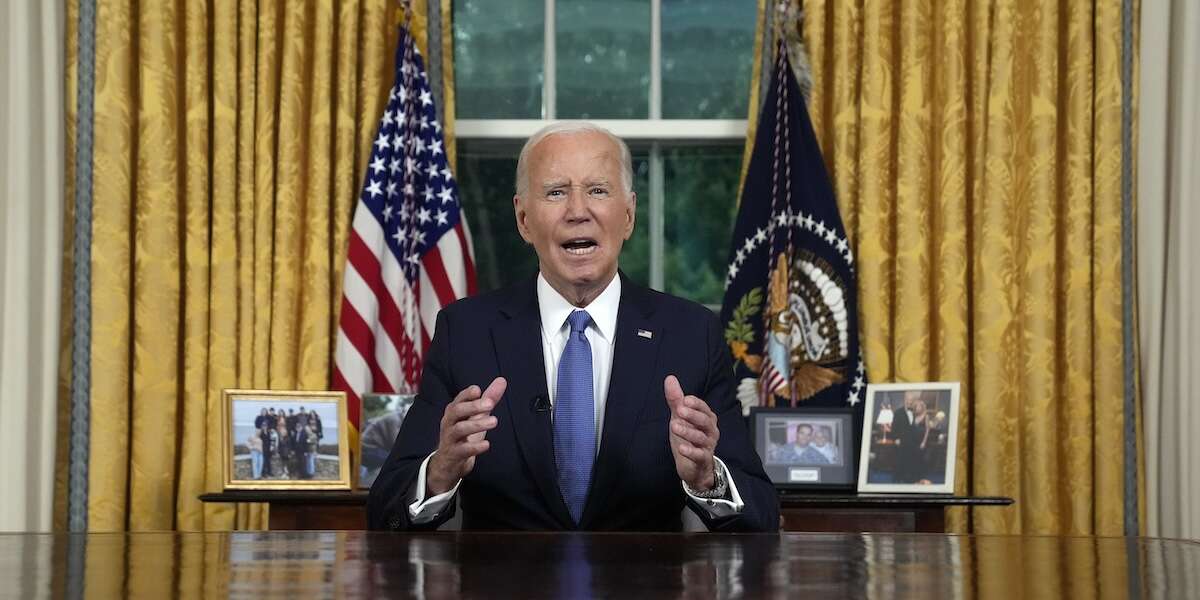 Cosa ha detto Biden nel suo primo discorso dopo il ritiro dalle presidenzialiNon ha parlato nel dettaglio delle motivazioni della sua decisione, e ha più volte fatto implicitamente riferimento ai rischi per la democrazia americana se Donald Trump vincesse le elezioni