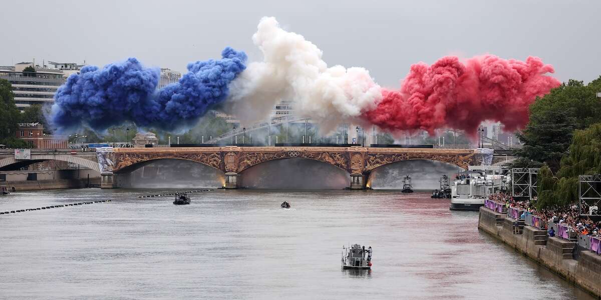 La cerimonia d’apertura delle Olimpiadi è stata massimalista, forse troppoLe esibizioni pirotecniche e spettacolari hanno celebrato la storia francese, ma secondo molti hanno oscurato gli atleti e gli altri paesi