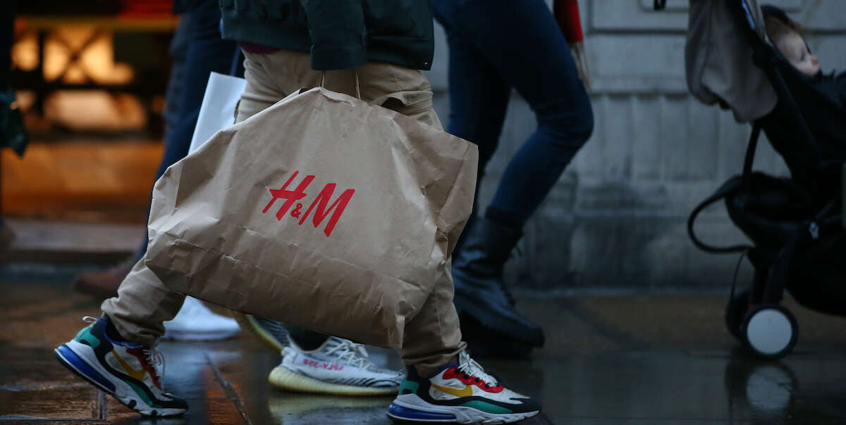 Il cotone sostenibile dei vestiti di H&M e Zara, che non lo eraUna lunga inchiesta di una ong britannica ha scoperto che proviene da una zona deforestata illegalmente in Brasile, mostrando quanto sia difficile tracciare la filiera di produzione di questa fibra