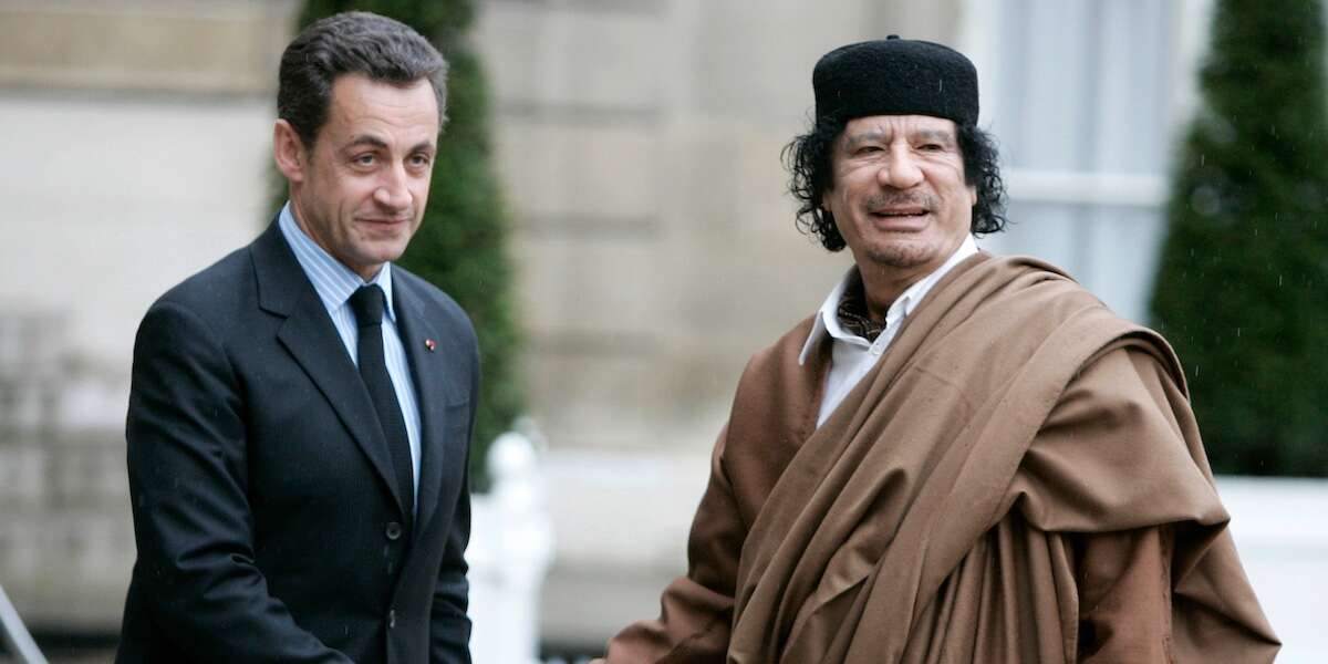 È iniziato il più importante processo contro Nicolas SarkozyL'ex presidente francese è accusato di aver ricevuto milioni di euro dal dittatore libico Muammar Gheddafi per finanziare la campagna elettorale del 2007