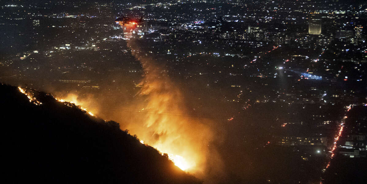 A causa degli incendi a Los Angeles è stata evacuata anche HollywoodAlmeno cinque persone sono morte, più di 100mila hanno dovuto lasciare le loro case e centinaia di migliaia sono rimaste senza energia elettrica