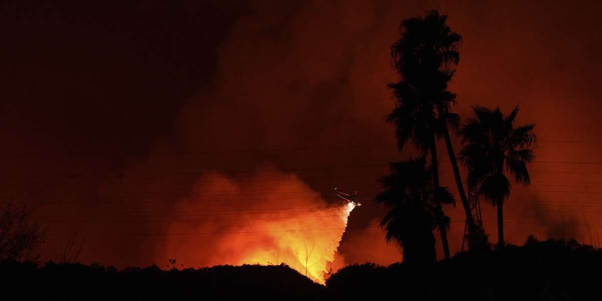 Perché gli incendi di Los Angeles sono così devastantiC'entrano l'ultimo inverno particolarmente secco e i forti venti chiamati “Santa Ana”, ma non solo