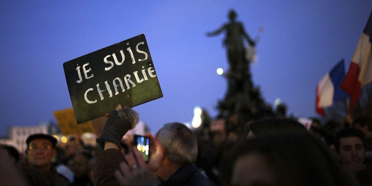 Sono passati dieci anni dall’attentato a Charlie HebdoGli attentati iniziati con l'attacco al settimanale satirico provocarono diciassette morti, oltre a un'enorme movimento di solidarietà e timori