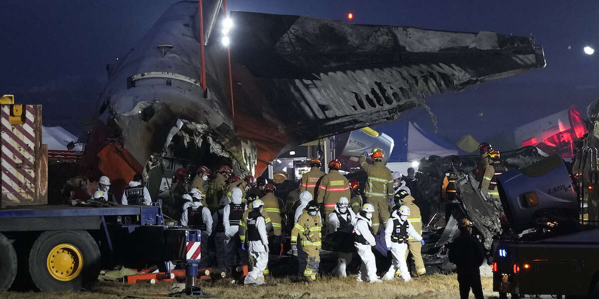 I posti più sicuri su un aereo sono quelli posteriori?Se ne è tornati a parlare dopo i due recenti incidenti in Corea del Sud e in Kazakistan, ma la risposta è sempre la solita: dipende