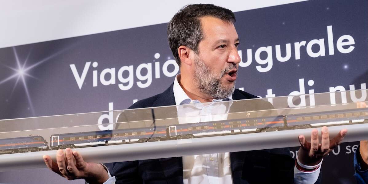 Matteo Salvini ha deciso di cambiare molti dirigenti delle aziende pubbliche dei trasportiA partire da Trenitalia e RFI: in parte sono scelte obbligate, in parte è un modo per reagire ai recenti problemi del traffico ferroviario