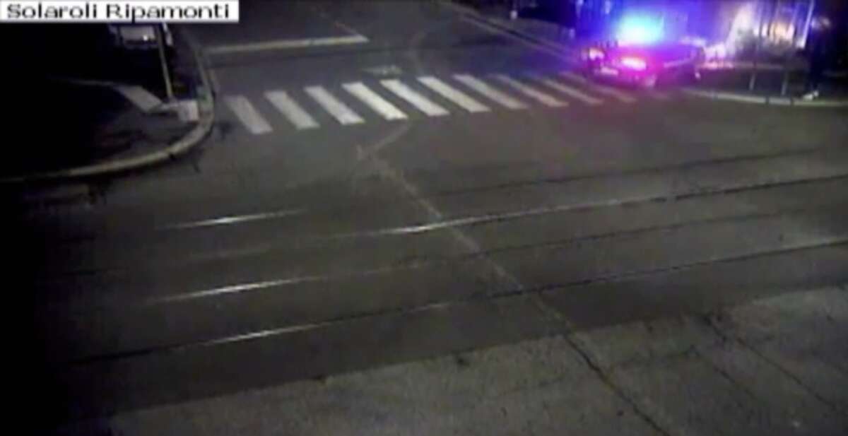 I video diffusi dal TG3 sull’inseguimento di Ramy ElgamlSembrano mostrare che lo scooter a bordo di cui trovava Elgaml è caduto per via dello scontro con l'auto dei carabinieri, e contengono particolari sul comportamento degli agenti 