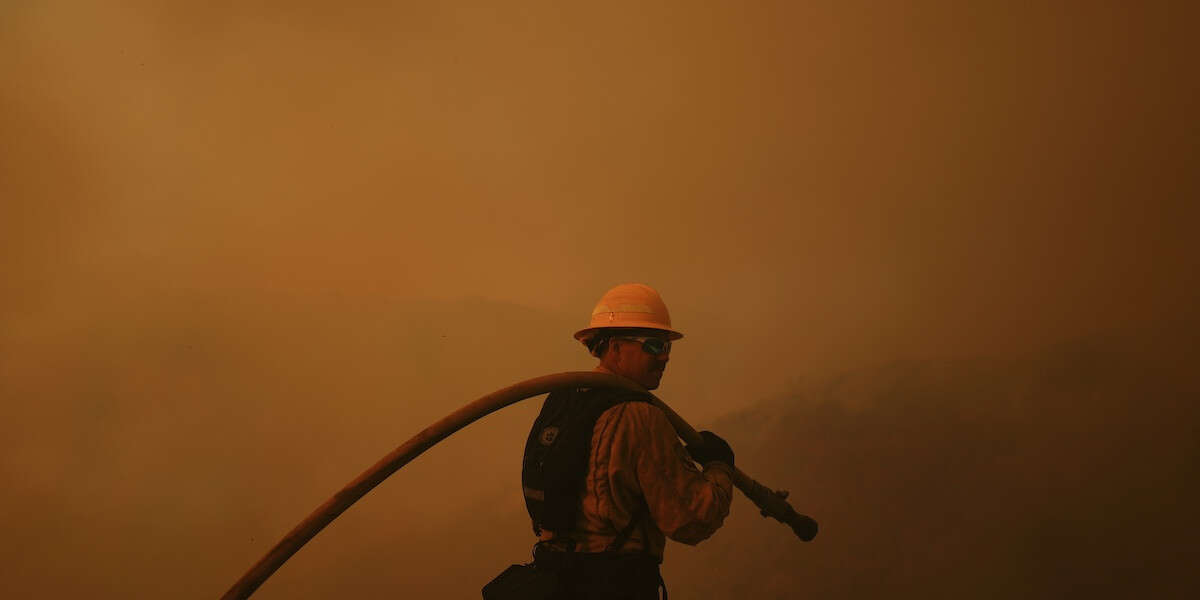 A Los Angeles sono morte 16 persone per gli incendiAl sesto giorno di emergenza due incendi sono ancora fuori controllo, dove non ci sono le fiamme c'è il problema del fumo, e si sta rialzando il vento