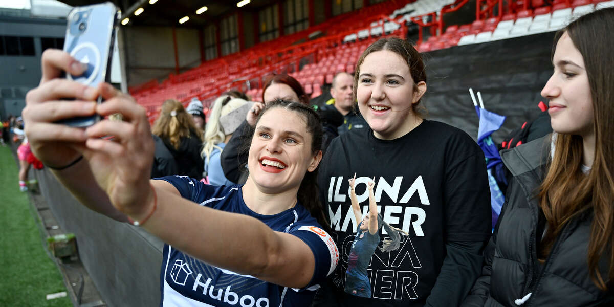 La rugbista più famosa del mondoLa statunitense Ilona Maher ha esordito nel campionato inglese, e visto il suo enorme seguito sui social sta portando nuovo pubblico alla sua squadra, le Bristol Bears