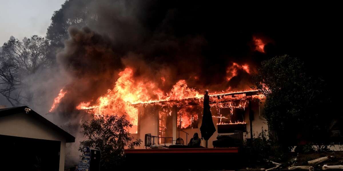 Nelle zone colpite dall’incendio di Los Angeles c’è una crisi delle assicurazioniA causa degli incendi sempre più frequenti e devastanti molti californiani non riescono a trovare copertura assicurativa per le proprie case