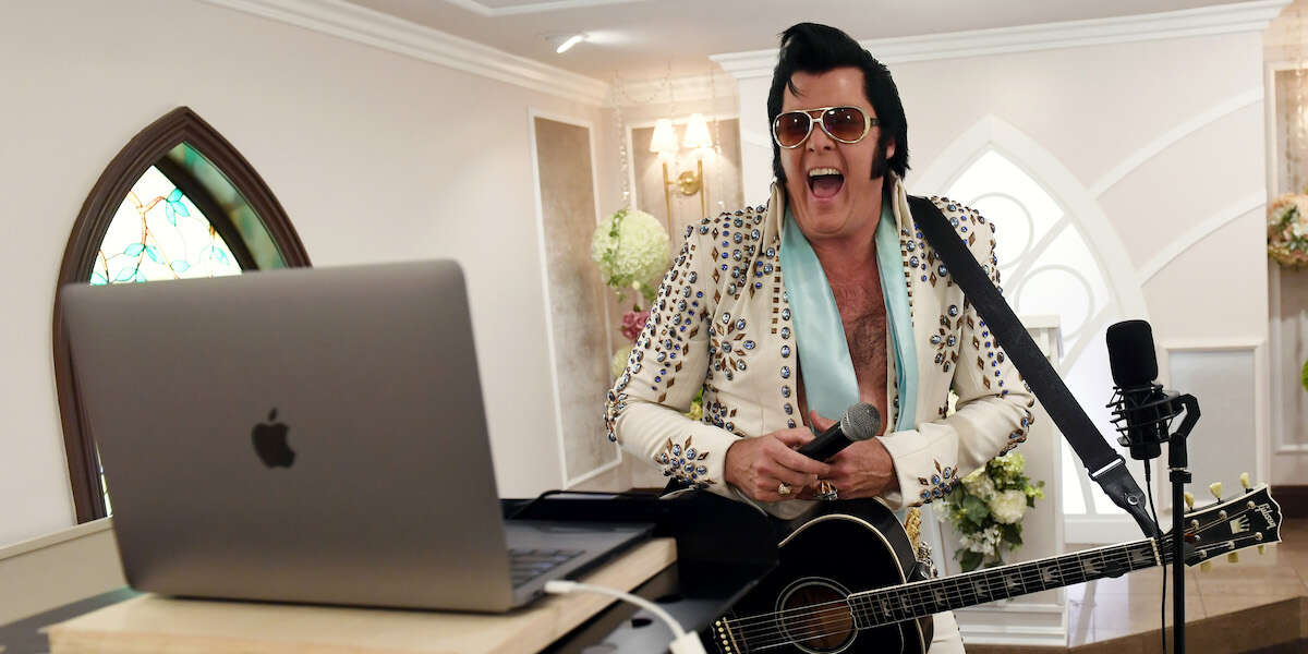 Di Elvis sono diventati un mito perfino gli imitatoriLe persone che si vestono e cantano come lui sono un fenomeno che da un certo punto in poi ha vissuto di vita propria