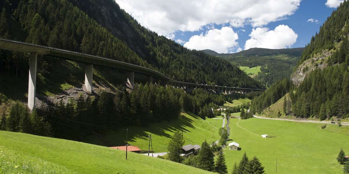 Dal 1° gennaio sul ponte Lueg, il viadotto autostradale dell’Austria dopo il passo del Brennero, si può viaggiare su una sola corsia per senso di marcia