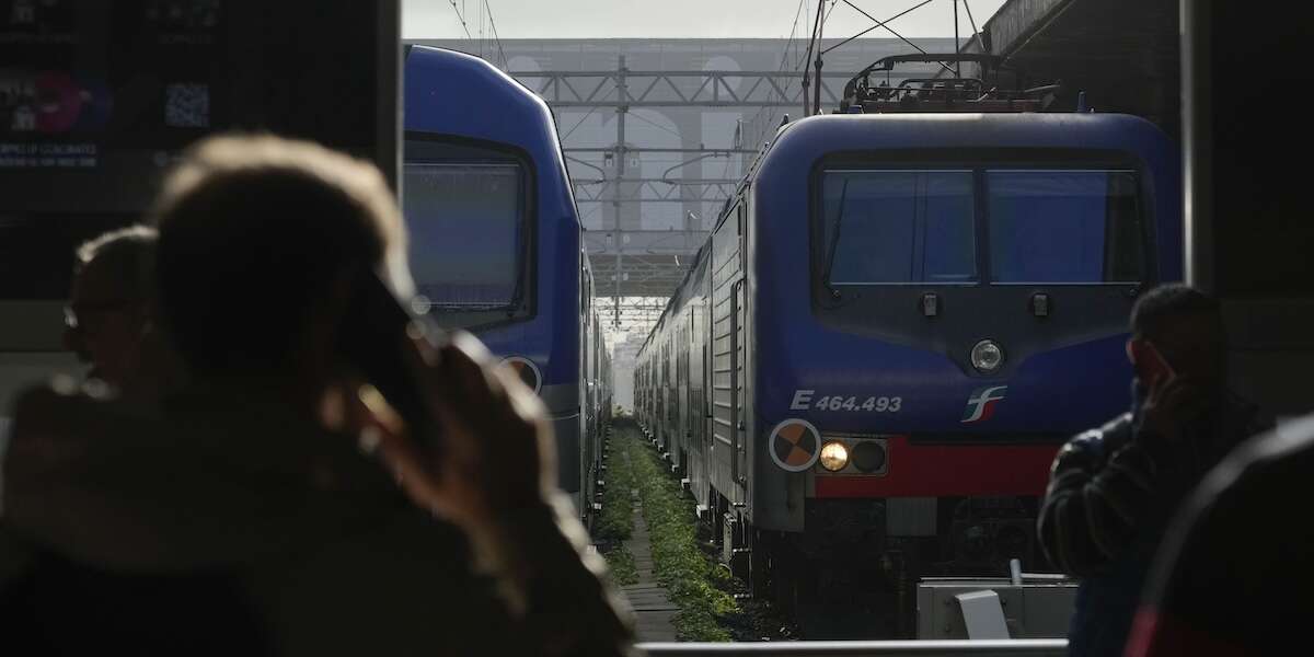 In Italia ci sono troppi treniCircolano su una rete ferroviaria vecchia, sotto stress, occupata da migliaia di cantieri: e tutto questo porta ai guai che abbiamo visto sabato a Milano