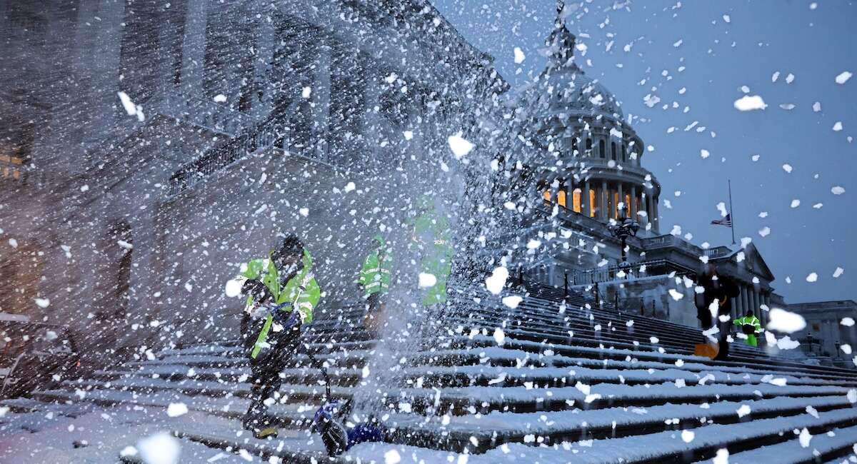 Negli Stati Uniti sta nevicando davvero un saccoCi sono stati disagi soprattutto nel nordest del paese, con centinaia di incidenti stradali e persone rimaste senza elettricità