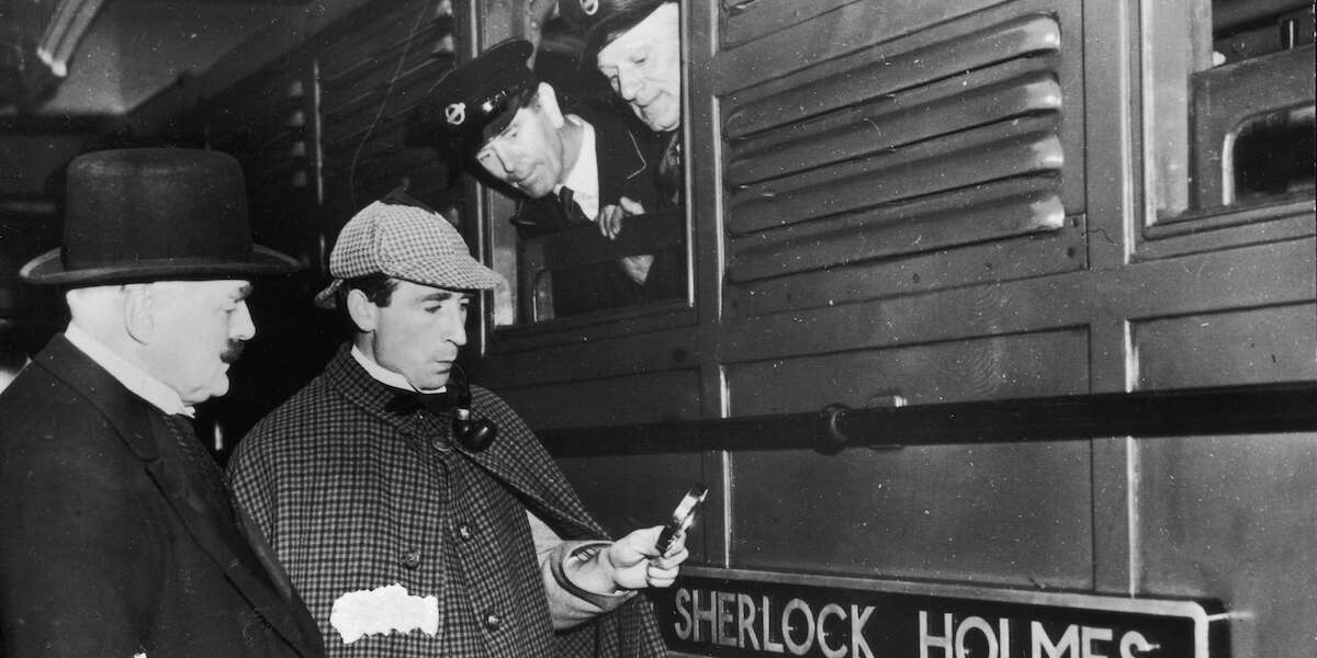 Tutte queste storie su Sherlock Holmes probabilmente dovevano arrivare primaI diritti d'autore sul personaggio infatti sono stati protetti molto più a lungo del normale, per l'insistenza dei suoi eredi