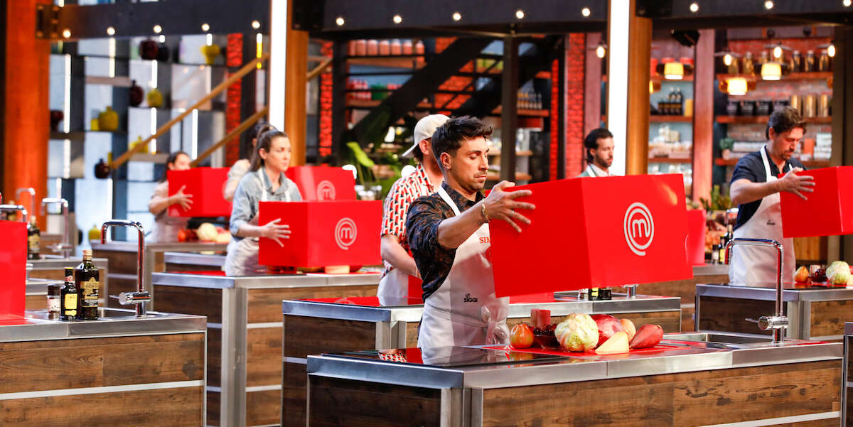 «Tu per chi tifi a Masterchef?»Dopo 14 anni il programma di cucina di Sky continua a essere seguitissimo, più per le storie dei concorrenti che per i piatti