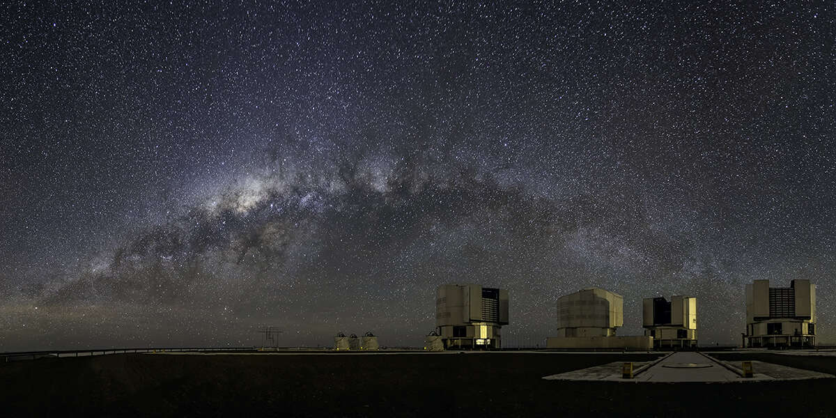 Uno dei posti più bui al mondo rischia di essere illuminatoUn progetto industriale potrebbe rendere molto difficile l'osservazione del cielo con i grandi telescopi del deserto dell'Atacama, in Cile