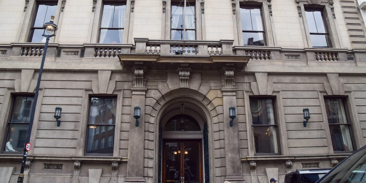 A Londra lo storico club privato Garrick, riservato ai soli uomini, permetterà infine l’adesione anche alle donne 