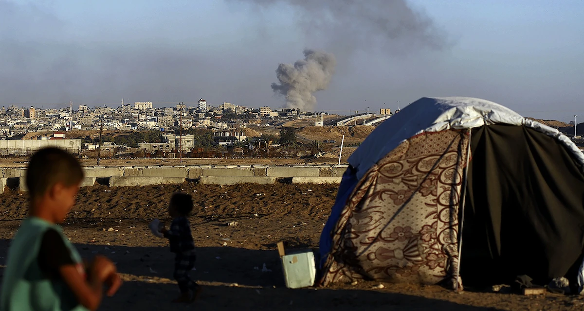 I civili a Rafah non sanno più cosa fareIn questi giorni sono passati dalle false speranze per un cessate il fuoco a dover scappare da una nuova offensiva israeliana: molti sono disperati, molti rassegnati