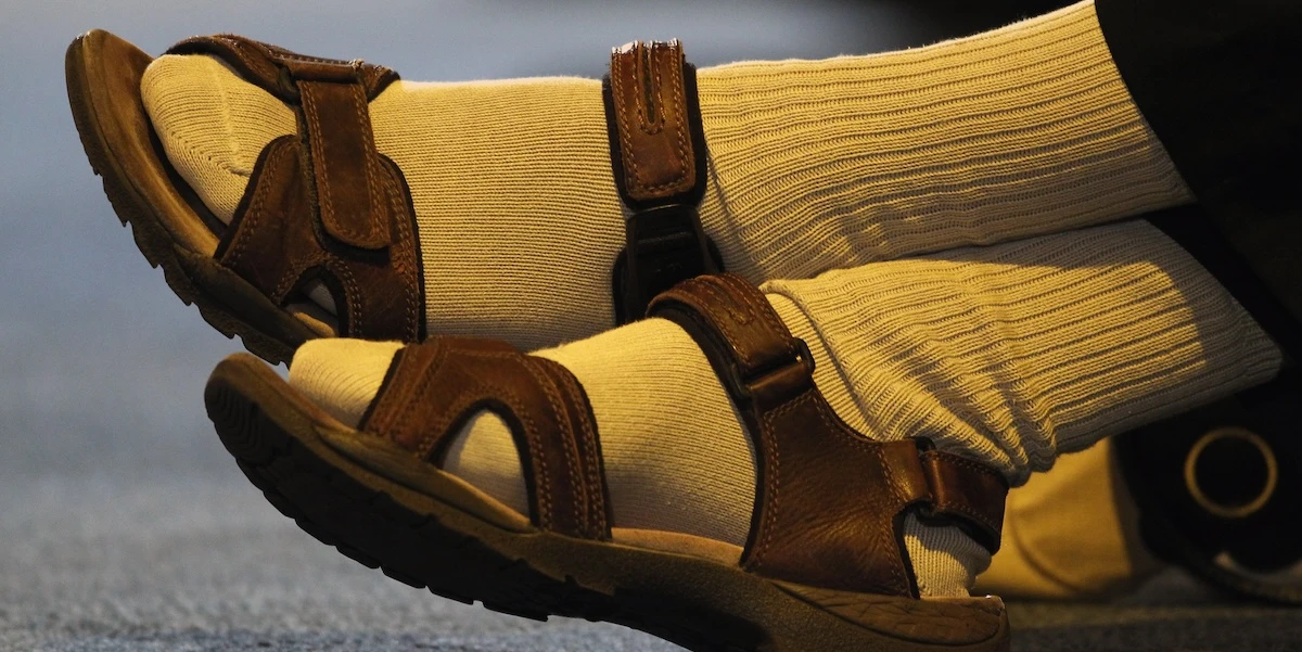 Vi siete arresi al sandalo con il calzino?Da anni nella moda si litiga sull'abbinamento, da sempre considerato senza gusto: è diventato femminista, parodico, auto-ironico e, infine, normale