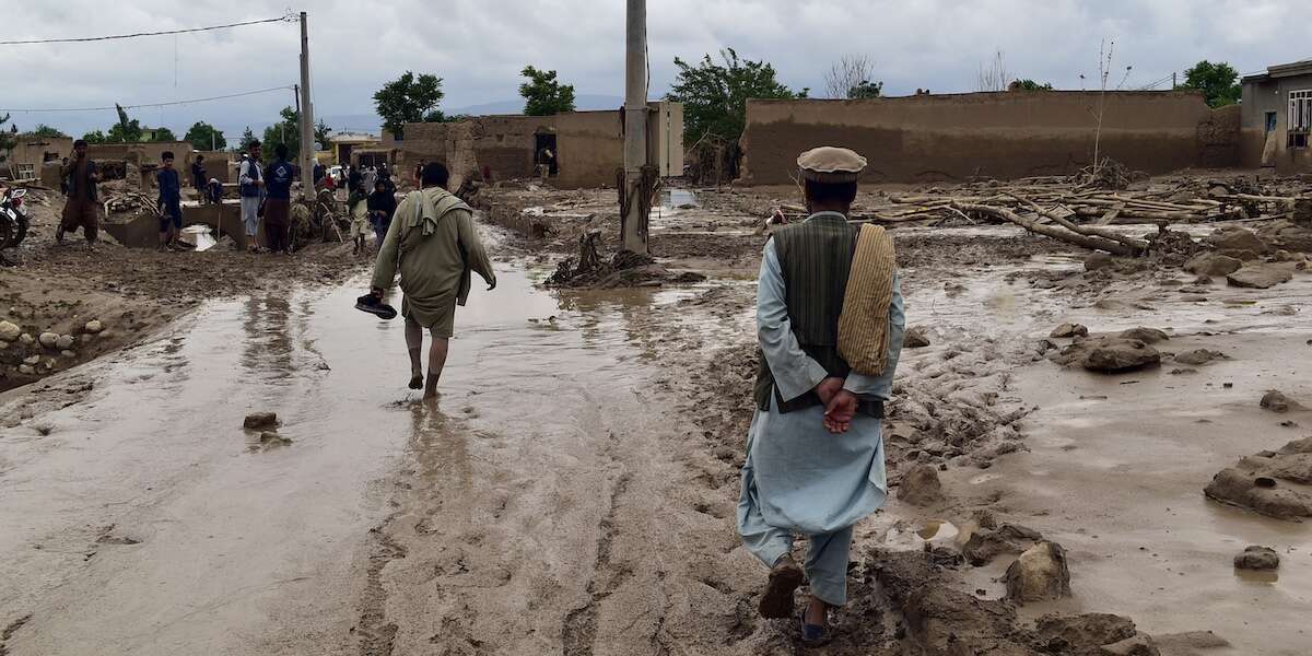 Almeno 300 persone sono morte a causa di forti piogge e inondazioni in AfghanistanHanno colpito soprattutto le zone centrali e orientali del paese, provocando grossi danni anche a strade, case e infrastrutture