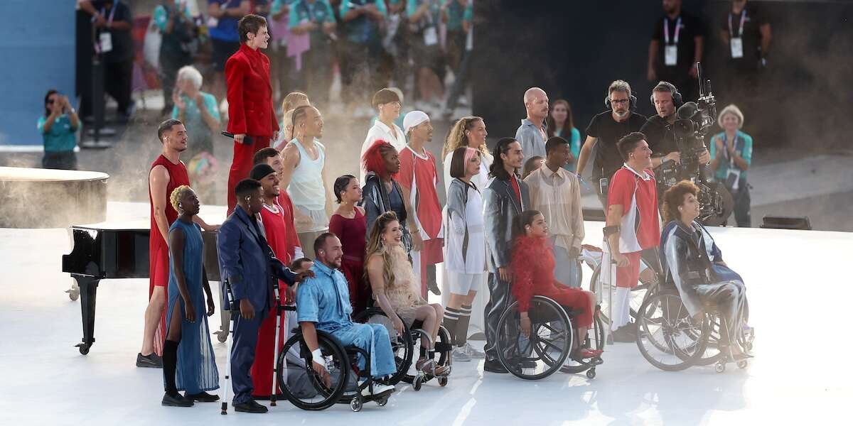 La cerimonia di apertura delle Paralimpiadi di ParigiCirca 4.400 atleti di 184 delegazioni hanno sfilato sugli Champs-Élysées e in place de la Concorde si sono esibiti ballerini con disabilità