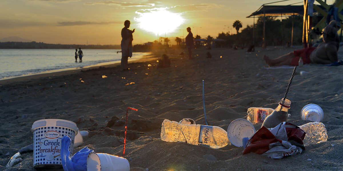 Produrre cibo dalla plastica, o almeno provarciSecondo alcuni gruppi di ricerca, bottigliette, imballaggi e altri prodotti che inquinano il mondo possono essere usati per allevare batteri che poi ci mangeremo