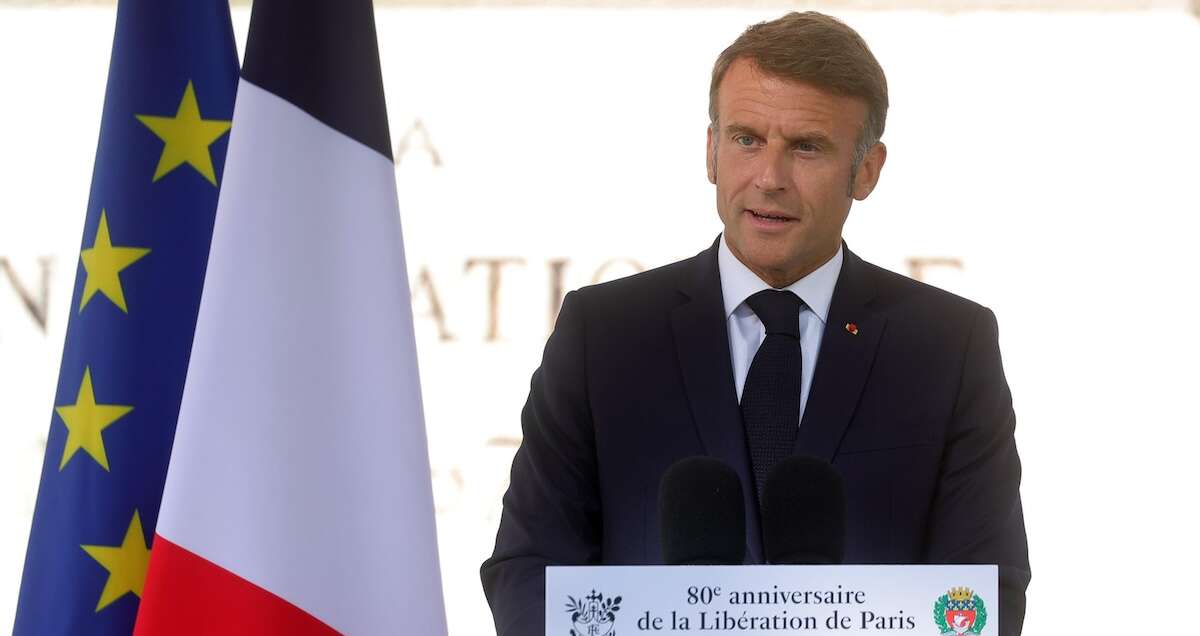 In Francia Macron ha escluso di nominare un primo ministro della coalizione di sinistraCha era arrivata prima alle elezioni ma che secondo il presidente non avrebbe la maggioranza in parlamento: oggi comincia un nuovo giro di consultazioni