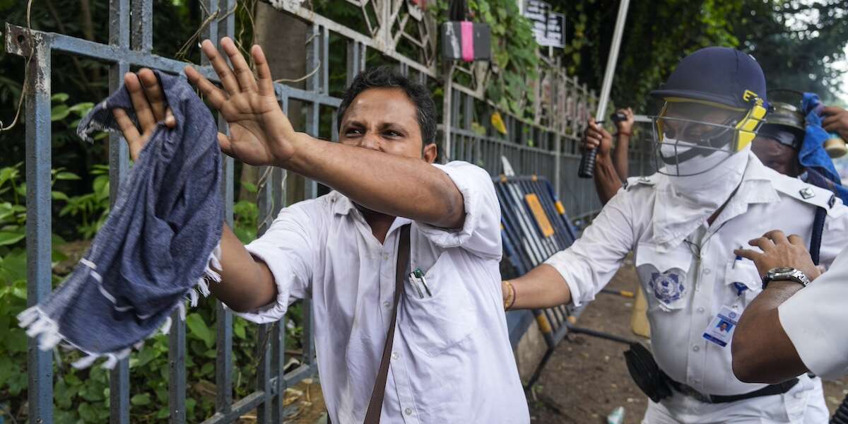 Le proteste contro l’uccisione di una tirocinante medica in India non si fermanoCriticano la mancanza di progressi nelle indagini dopo due settimane, e recentemente sono state represse duramente dalla polizia