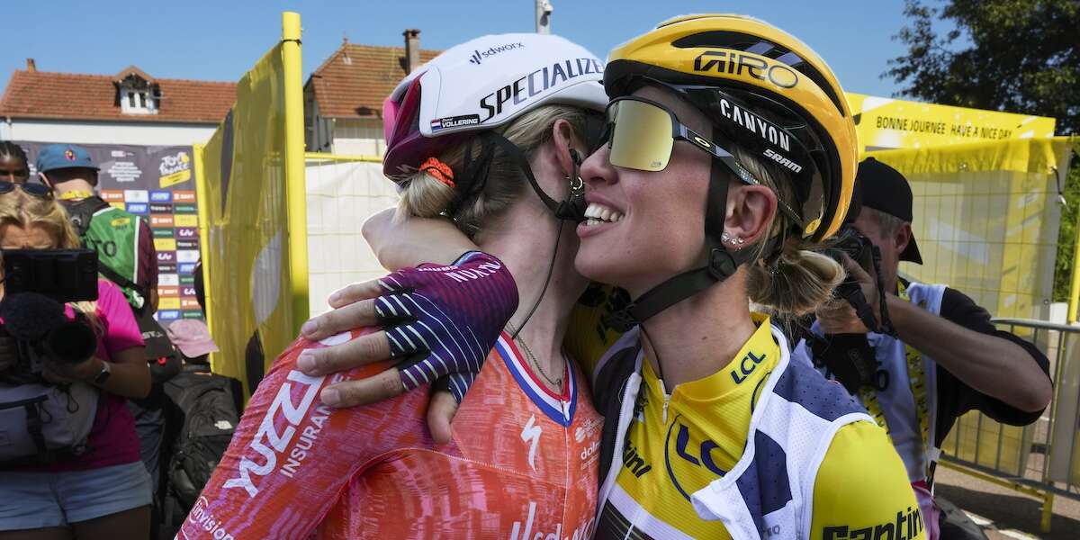 Perdere, e vincere, il Tour de France per quattro secondiCioè il minor margine in oltre un secolo: è successo all’olandese Demi Vollering e alla polacca Kasia Niewiadoma, che ha vinto la più importante corsa ciclistica al mondo dopo un'ultima tappa entusiasmante