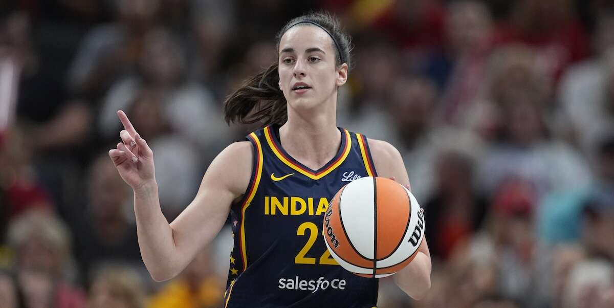 Caitlin Clark sta facendo favilleLa giocatrice di basket statunitense che era diventata un fenomeno sportivo nel campionato universitario sta trovando la quadra anche nella WNBA, dopo qualche difficoltà iniziale