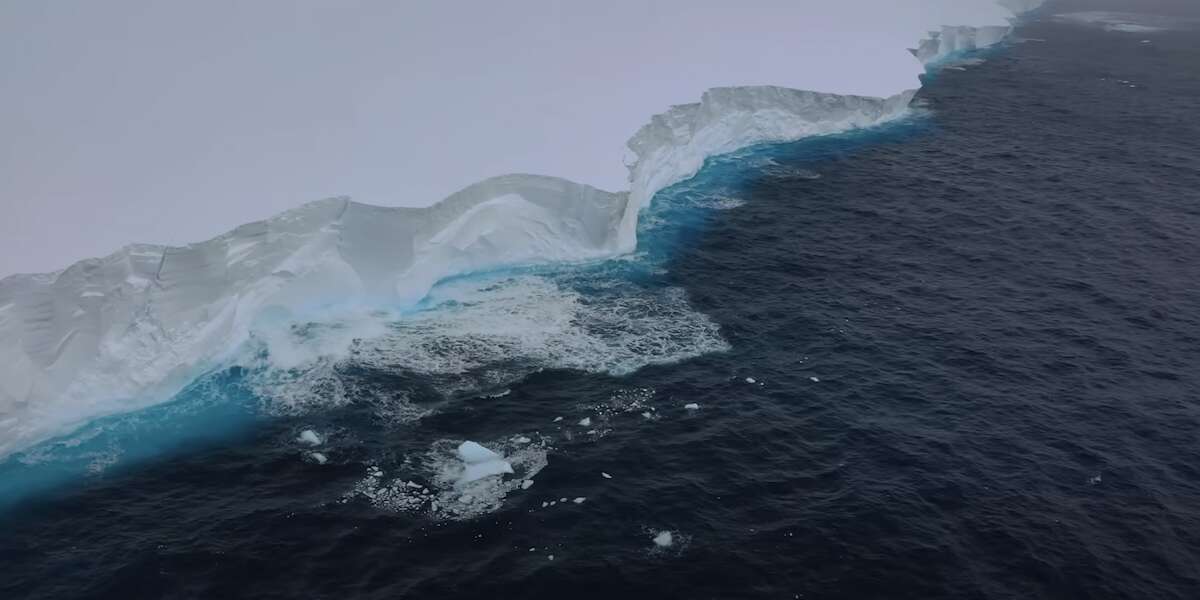 L’iceberg più grande del mondo è finito in un loopUn iceberg grande cinque volte New York sta girando da mesi su se stesso, in un vortice nell'Oceano Antartico: potrebbe uscirne o sciogliersi