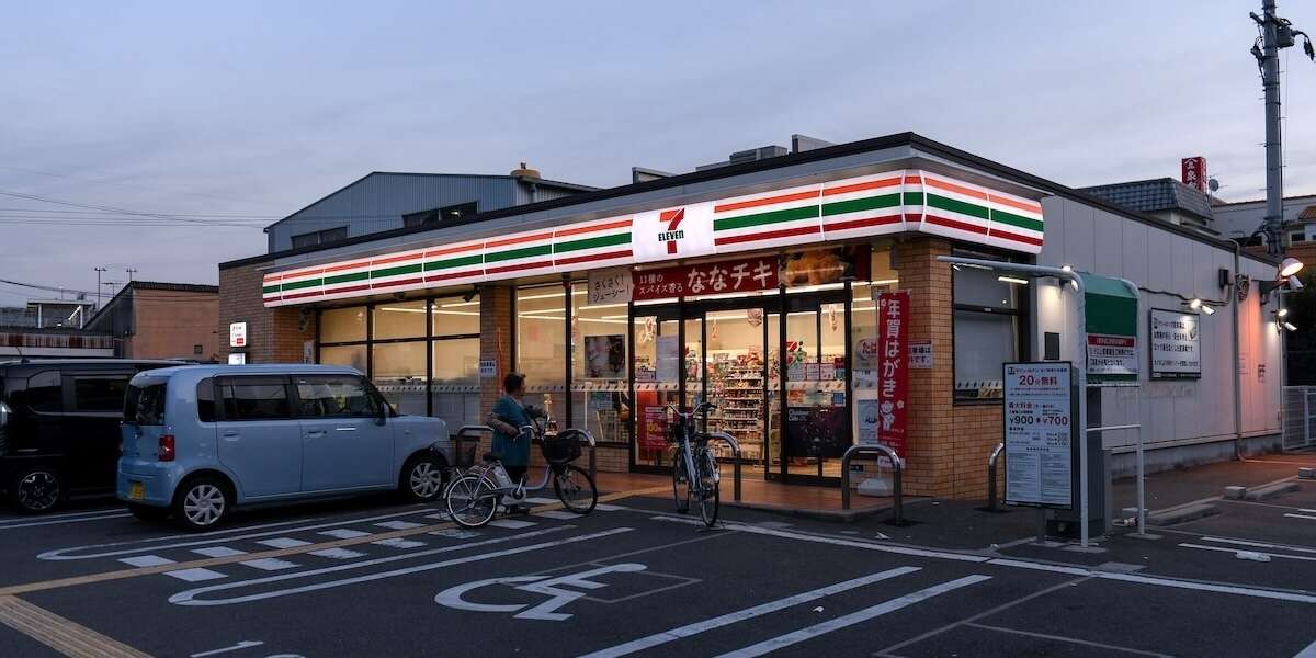 Un’istituzione giapponese rischia di diventare stranieraUn'azienda canadese vuole comprare 7-Eleven, la più grande catena di konbini, i tipici minimarket che rappresentano un simbolo nazionale