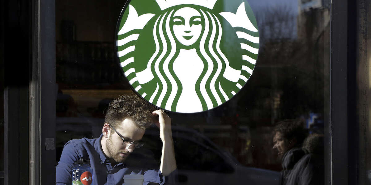 Starbucks non sta andando beneI dati dell'ultimo trimestre hanno confermato una crisi che va avanti dall'inizio dell'anno, e che aveva già portato alla sostituzione del CEO