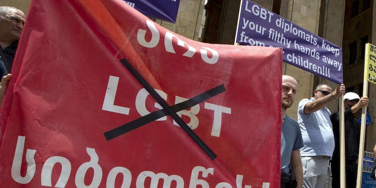 In Georgia la contestata legge per limitare i diritti LGBTQ+ entrerà in vigore nonostante l’opposizione della presidente