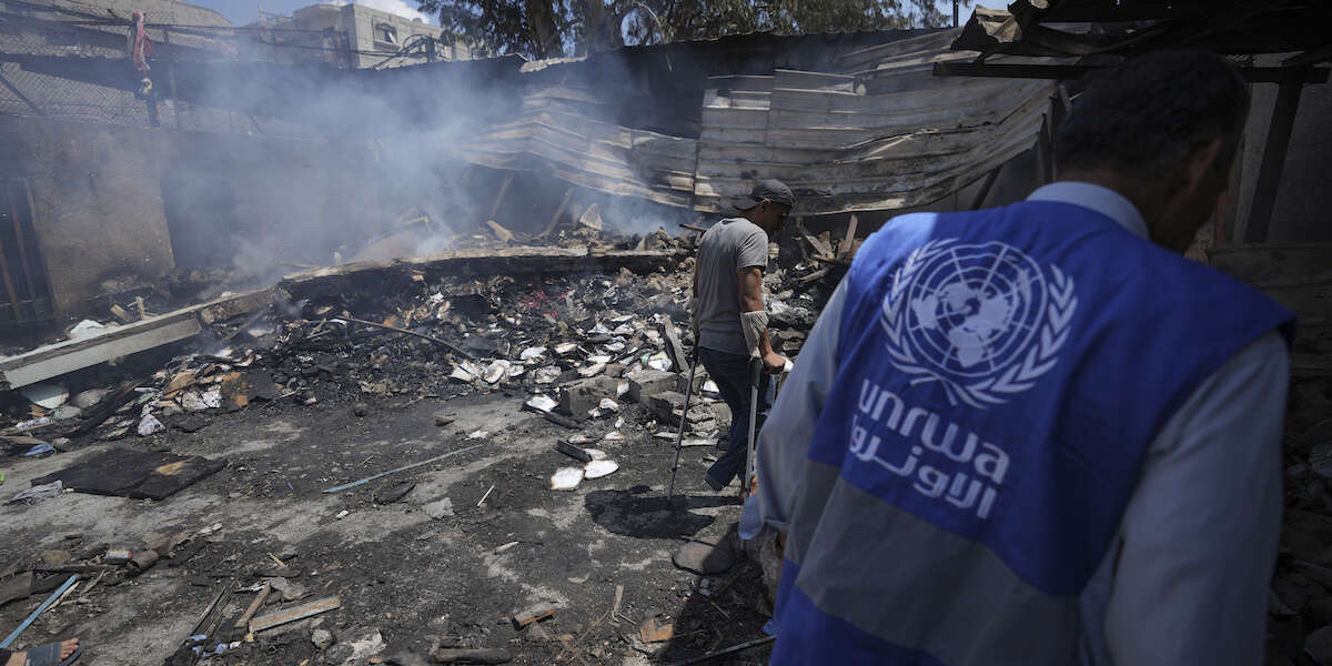 L’agenzia dell’ONU per i profughi palestinesi non potrà più lavorare in IsraeleLo ha deciso il parlamento israeliano con un voto a larga maggioranza, che complicherà moltissimo le attività umanitarie dell'agenzia nella Striscia di Gaza e in Cisgiordania