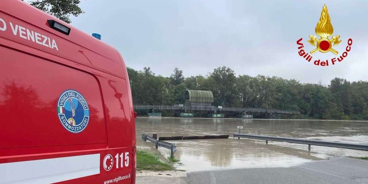 Un uomo è disperso nelle acque del Piave, in provincia di Venezia, a causa della piena del fiume