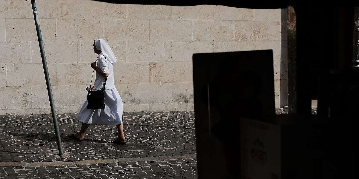 In provincia di Avellino è stata arrestata una suora, accusata di aver rubato oggetti sacri nelle chiese e di averli poi fusi in lingotti