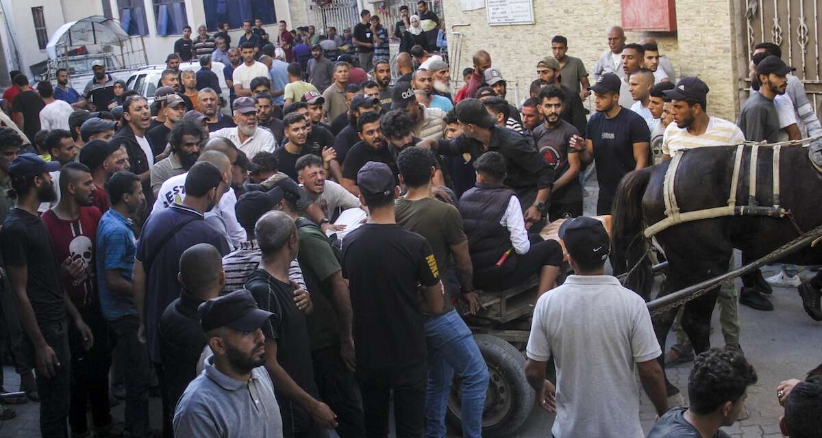 I nuovi attacchi israeliani sul campo profughi di JabaliaVenerdì sono state uccise più di 30 persone e migliaia sono bloccate perché gli ordini di evacuazione sono stati diffusi con la ripresa degli attacchi